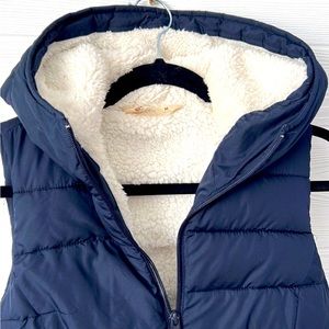 🐻 Hollister blue puffer vest zip up with fur lining size medium
